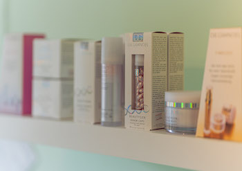 Verschiedene Kosmetikprodukte auf Wandregal