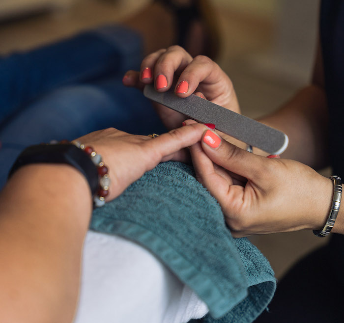 JPB_Manikuere Frau wird von Janine Grall geschminkt.