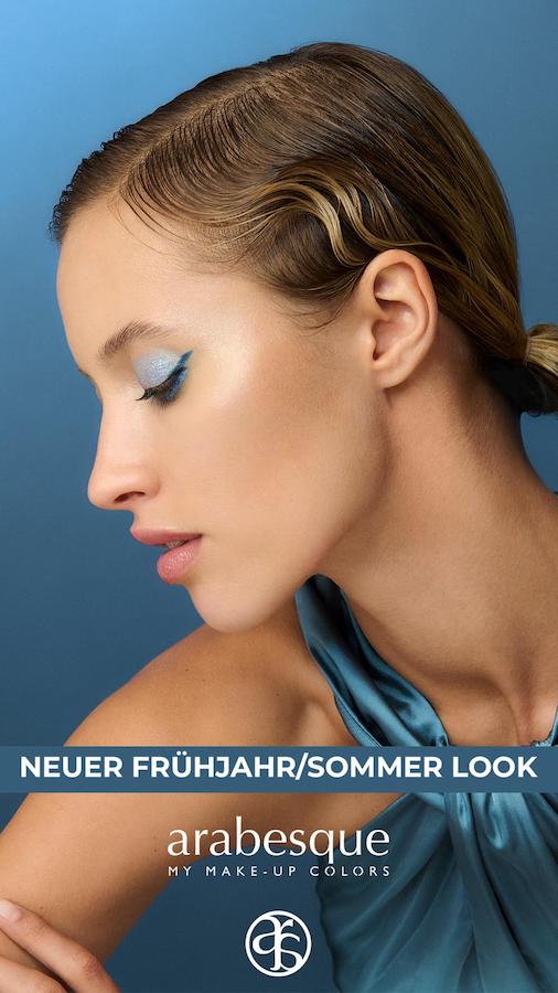 Arabesque_Fruehjahr-Sommer-Look_2 Arabesque - Neuer Frühjahr-Sommer-Look.<br />
Gesicht einer Frau von der Seite mit blauem Lidschatten und Eyeliner. Ihre Haare sind zurück gebunden, Hintergrund ist blau